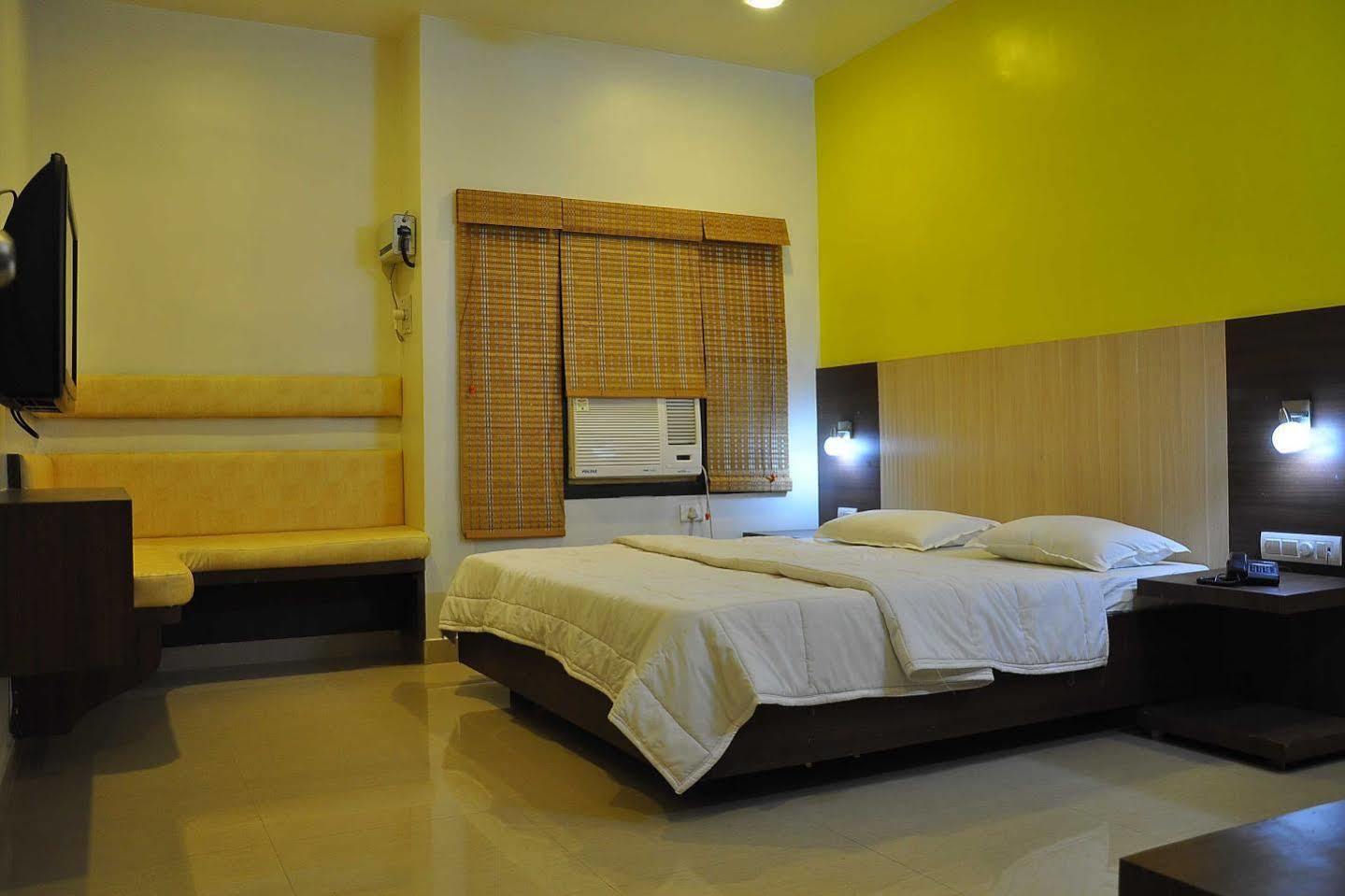 Sivamurugan Hotel Kumbakonam Exterior photo